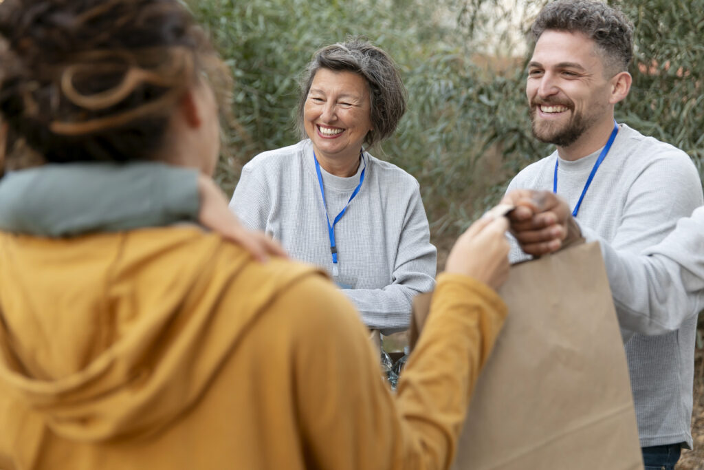 Os benefícios do trabalho voluntário na saúde mental na terceira idade